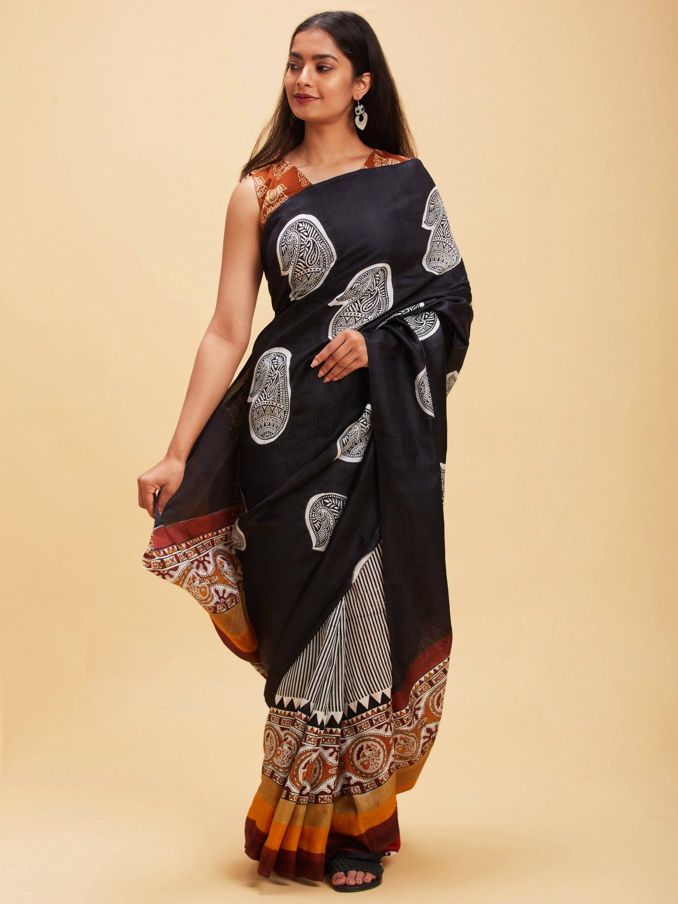 Handloom Pure Silk Gadwal Saree in Black : SMUA197